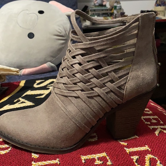 Brownish fergalicious boots - Picture 2 of 3